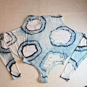 Norma Kamali Blue Tie-Dye Off Shoulder All in One Bodysuit Size S/36